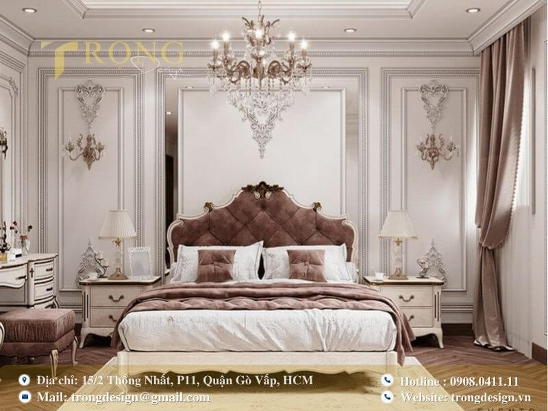 Phòng ngủ tân cổ điển lộng lẫy với đầu giường bọc nhung.