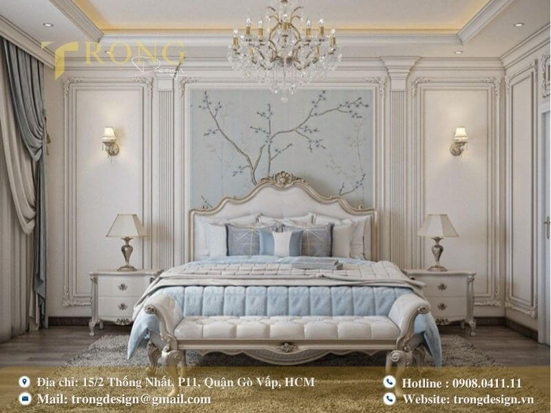 Phòng ngủ tân cổ điển thanh lịch với tông màu trắng kem và xanh pastel.