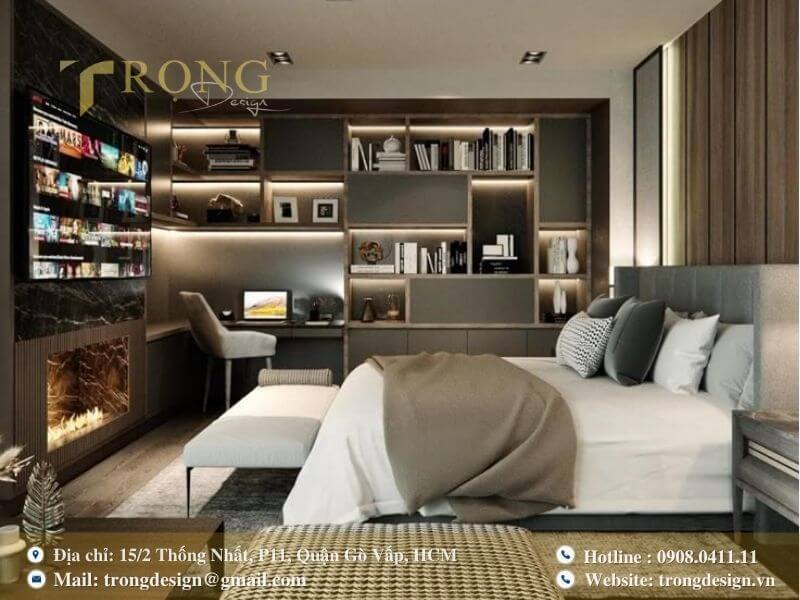 Phòng ngủ sang trọng, tiện nghi với TV lớn, lò sưởi và kệ sách tích hợp.