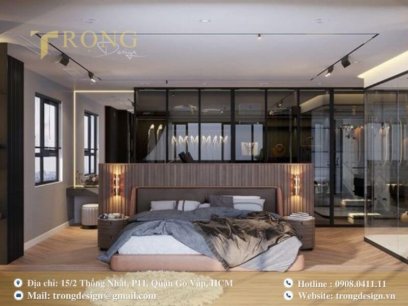 Phòng ngủ tiện nghi với vách ngăn gỗ chia không gian.