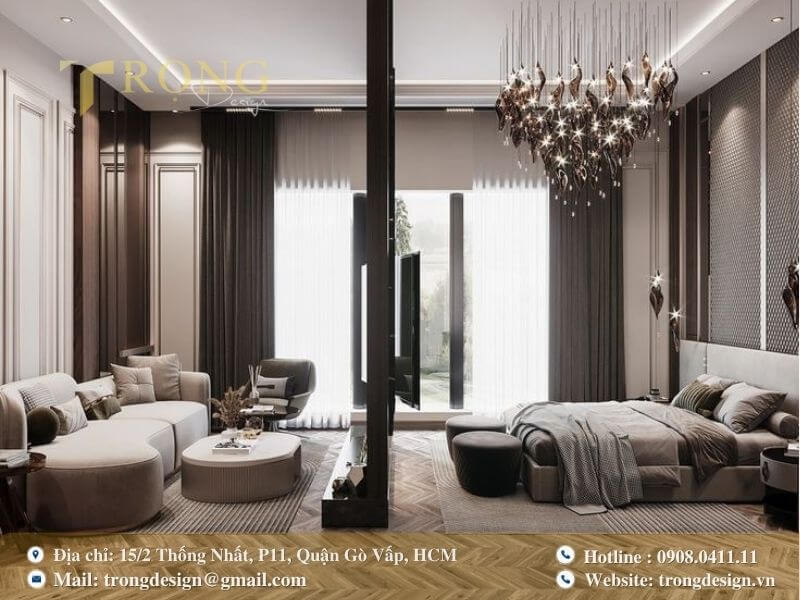 Phòng ngủ sang trọng với khu vực sinh hoạt riêng biệt và đèn chùm ấn tượng.