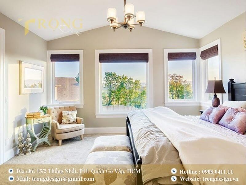 Phòng ngủ mang phong cách ấm cúng với tông màu be chủ đạo.