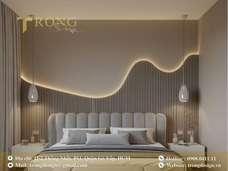 Phòng ngủ hiện đại với tường ốp gỗ và đèn LED uốn lượn nghệ thuật.