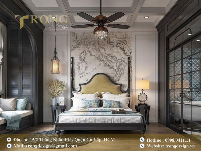 Phòng ngủ Indochine với bản đồ thế giới và không gian thư giãn cạnh cửa sổ.