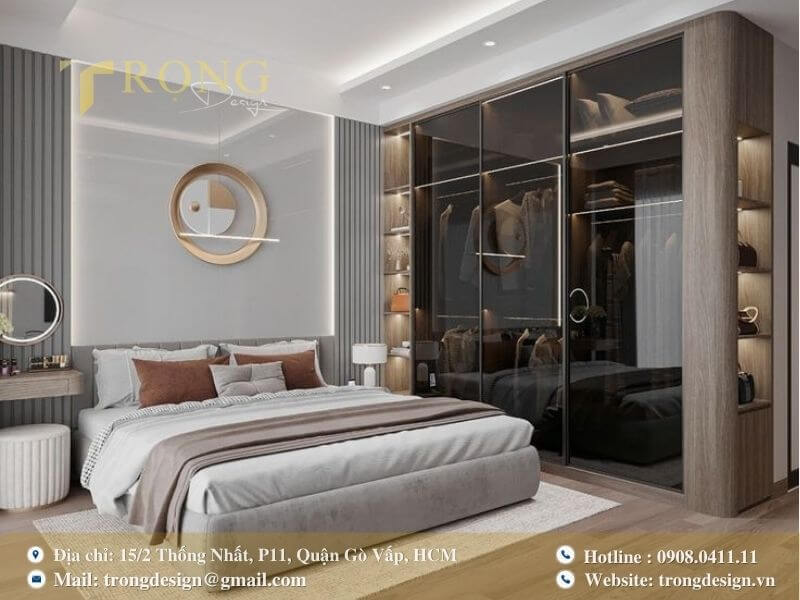 Phòng ngủ hiện đại ấm cúng với điểm nhấn gương trang trí.