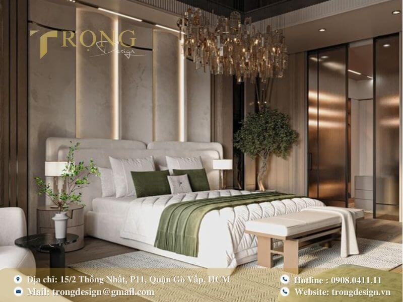 Phòng ngủ tân cổ điển với điểm nhấn màu xanh lục bảo và trần gương.