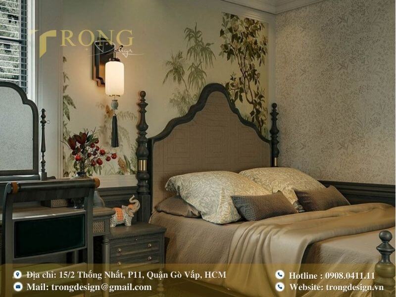 Phòng ngủ Indochine hoài cổ với nội thất gỗ tối màu.