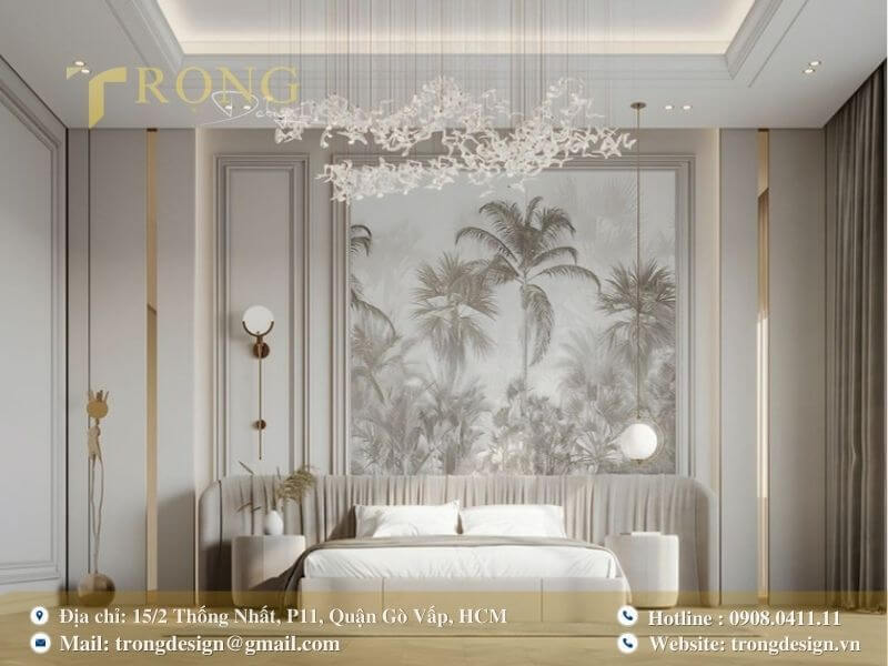 Phòng ngủ với tranh tường nhiệt đới và đèn chùm nghệ thuật.