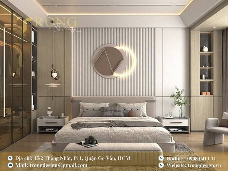Phòng ngủ đương đại thanh lịch với tông màu sáng và chi tiết trang trí nghệ thuật.