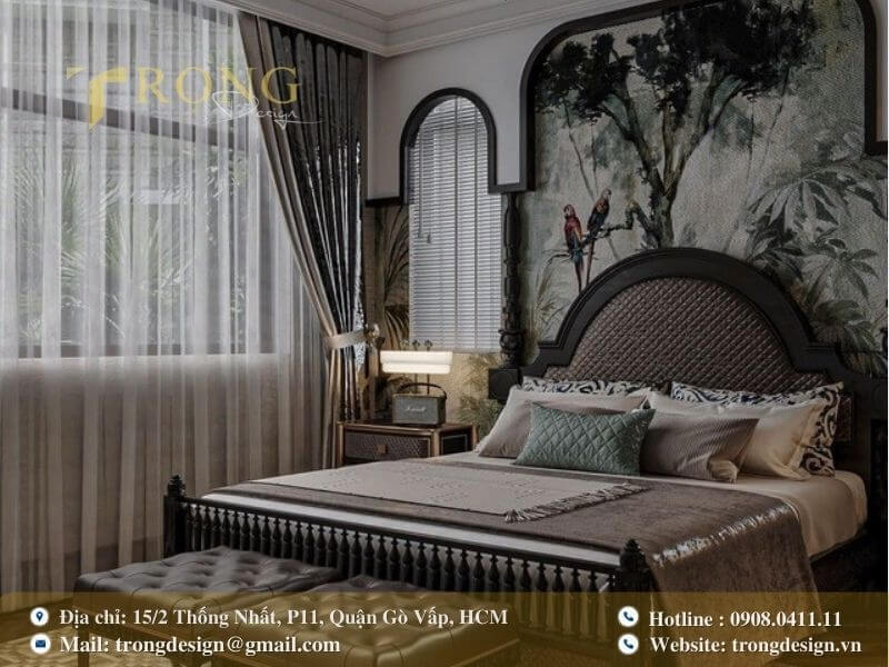 Phòng ngủ Indochine nhiệt đới với tranh tường chim và cây.