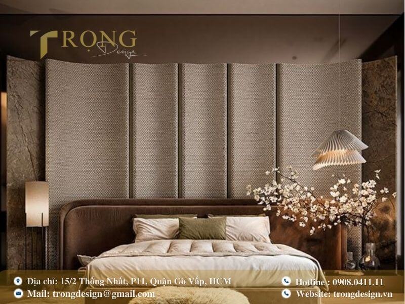 Phòng ngủ hiện đại với bức tranh tường sếu ấn tượng và nội thất gỗ.