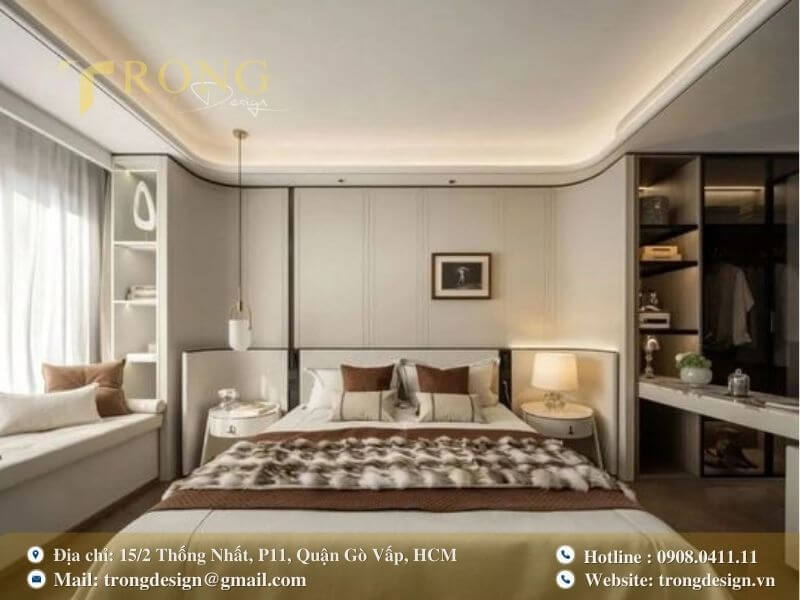 Phòng ngủ hiện đại, tối giản với khu vực ngồi thư giãn bên cửa sổ.