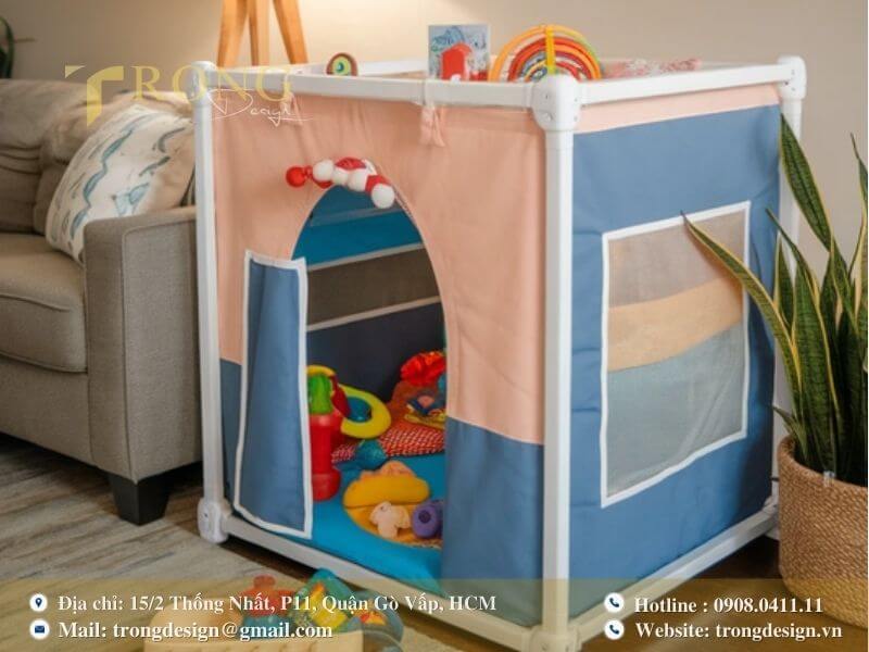 Phòng khách hiện đại, thông minh với góc chơi riêng cho bé trai.