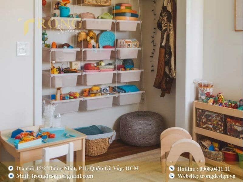 Phòng khách gọn gàng và ngăn nắp với tủ đồ chơi âm tường thông minh cho bé gái.