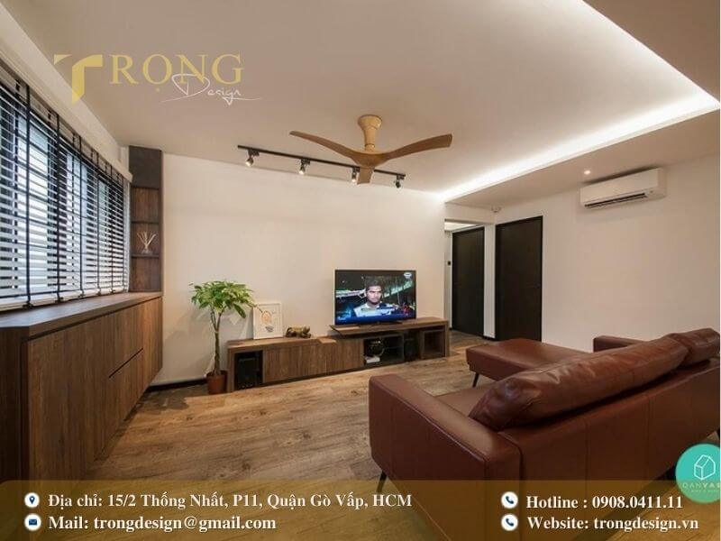 Phòng khách ấm cúng với tông màu gỗ, phù hợp với sở thích của người lớn tuổi.