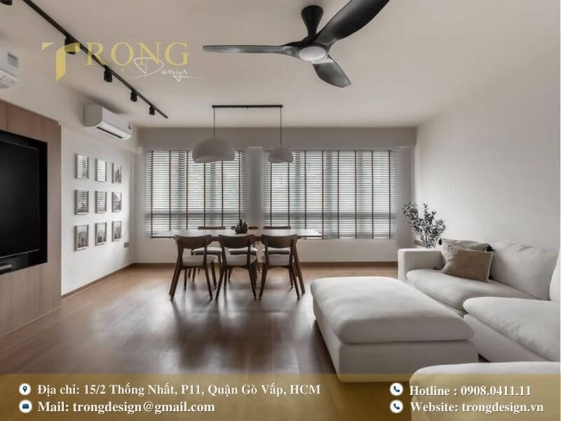 Phòng khách tối giản, tinh tế với gam màu trắng sáng và lối đi rộng rãi, an toàn.