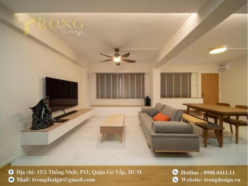 Phòng khách hiện đại, gọn gàng với sofa êm ái, phù hợp với người lớn tuổi.