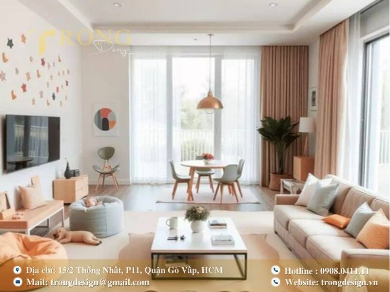 Phòng khách ấm áp, an toàn với khu vực vui chơi dành cho trẻ nhỏ.