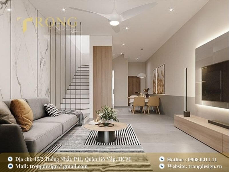 Thiết kế phòng khách tinh tế với mảng tường ốp đá cẩm thạch và ánh sáng hiện đại.