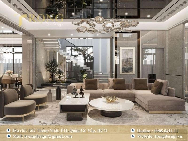 Phòng khách hiện đại với cây xanh và trần gương độc đáo.