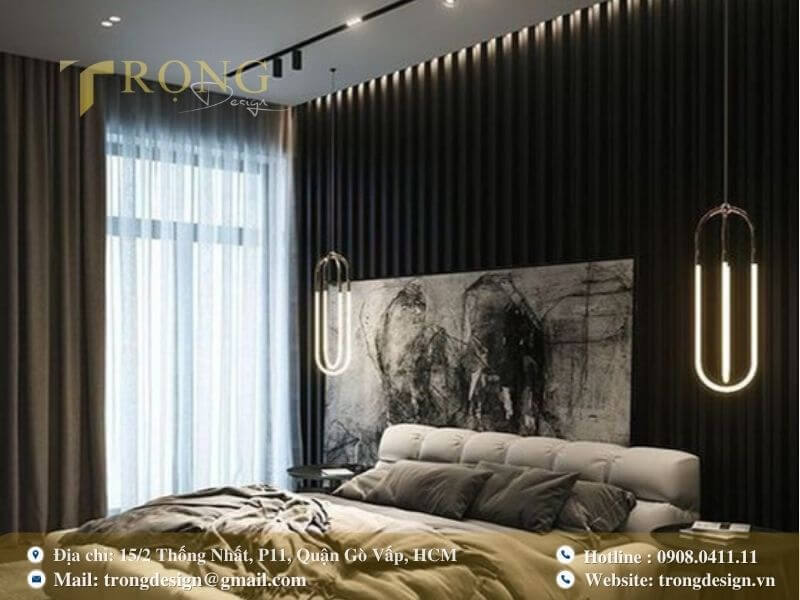 Phòng ngủ hiện đại, cá tính với tông đen và đèn thả trần thiết kế độc đáo.