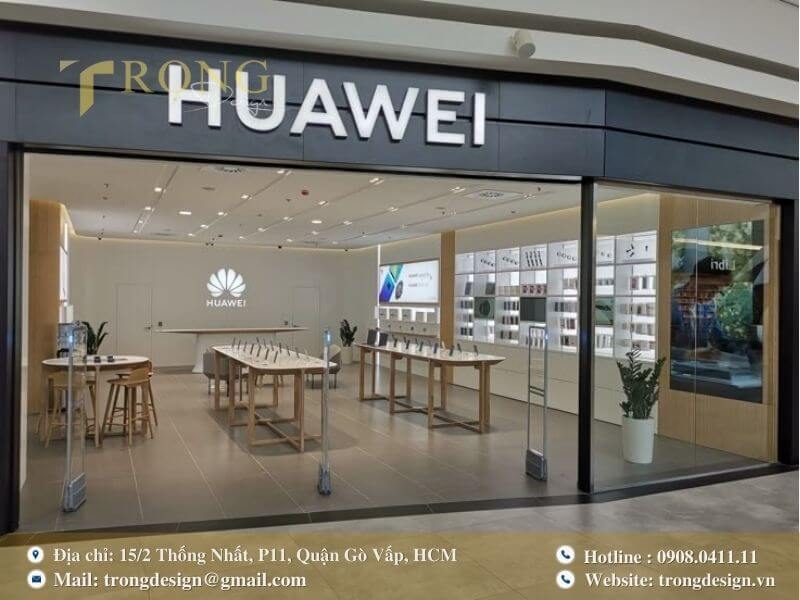 Cửa hàng với mặt tiền kính lớn, nội thất gỗ sáng và không gian mở.