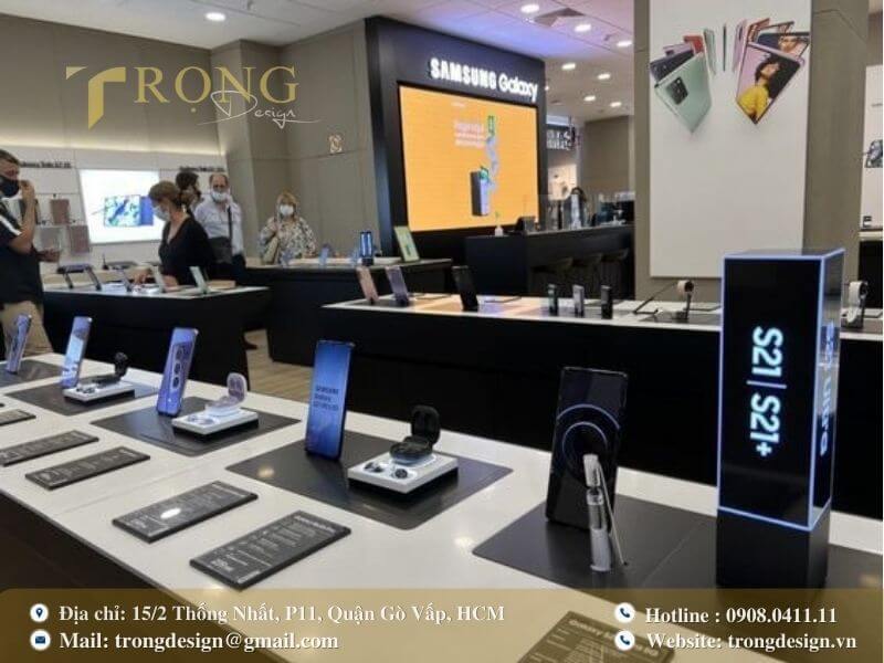Cửa hàng hiện đại với bàn trưng bày đen và trắng