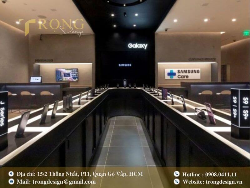 Thiết kế cửa hàng sang trọng, tập trung với khối bàn đen dài trung tâm