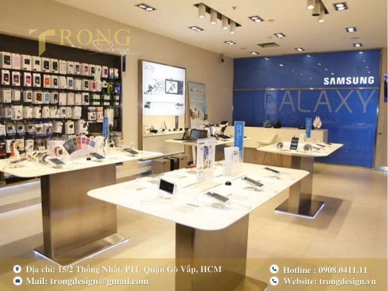 Cửa hàng tươi sáng với điểm nhấn màu xanh dương và kệ phụ kiện lớn