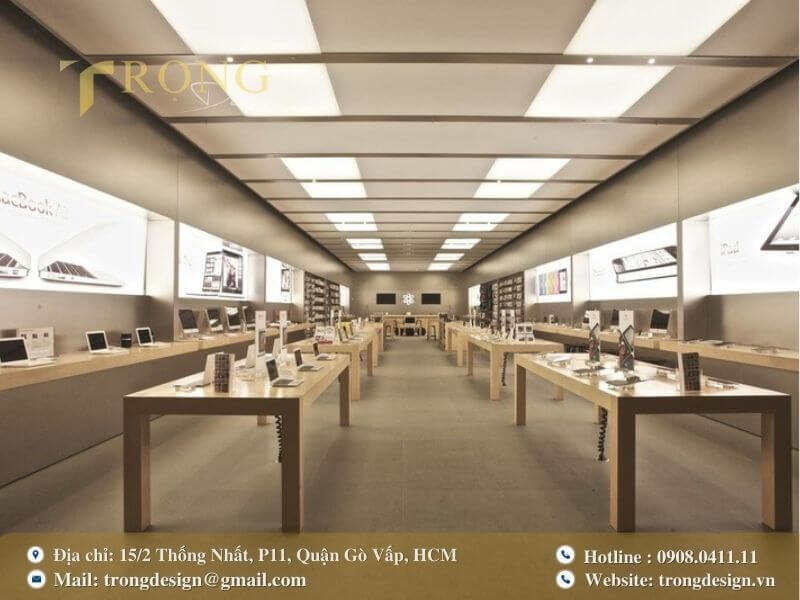 Cửa hàng có bố cục đối xứng, bàn gỗ tối giản và ánh sáng hộp trần đều
