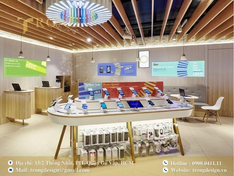Thiết kế ấm áp, hiện đại với trần gỗ sọc và bàn trưng bày cong mềm mại ở trung tâm