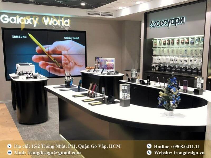 Quầy trưng bày cong, ánh sáng neon tạo cảm giác công nghệ cao cấp.