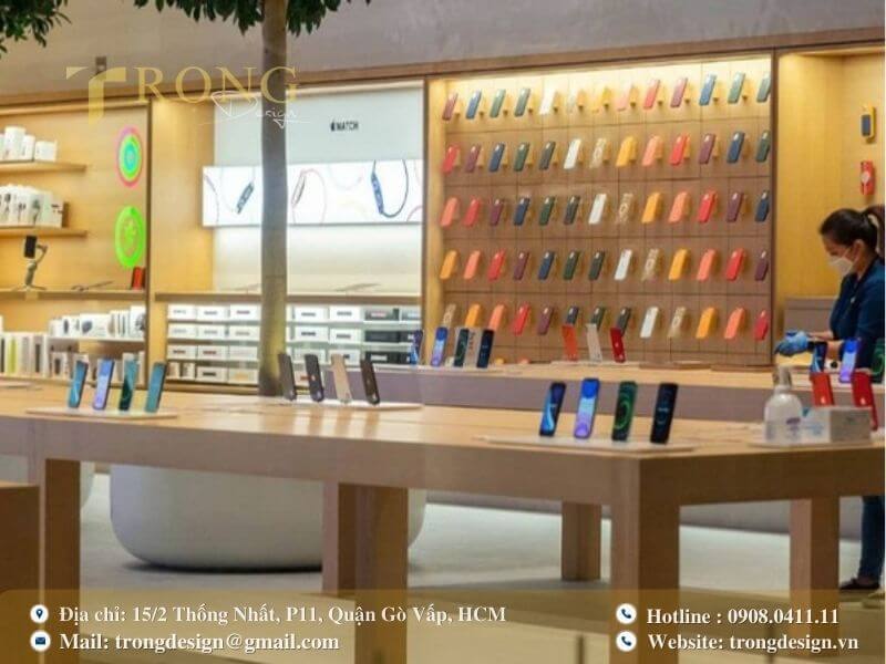 Cửa hàng rộng rãi với bàn trưng bày gỗ lớn.