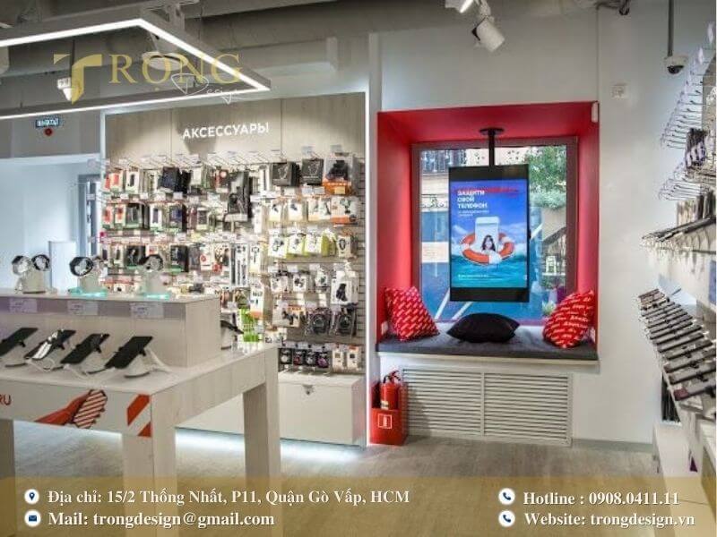 Cửa hàng điện thoại kết hợp trưng bày phụ kiện với một góc ngồi thư giãn bên cửa sổ.