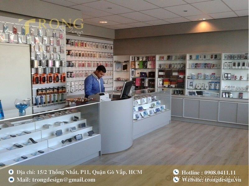 Cửa hàng phụ kiện truyền thống với tủ trưng bày xám nhạt và số lượng ốp lưng lớn.
