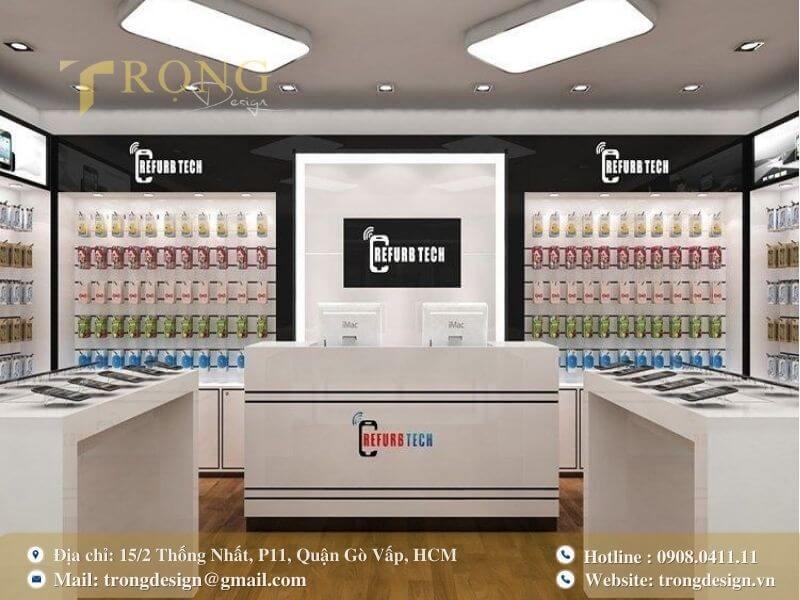 Cửa hàng đối xứng, trắng-đen, với quầy lễ tân trung tâm và sàn gỗ ấm áp.