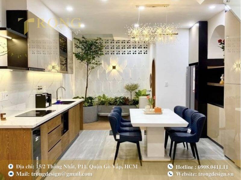 Bếp hiện đại, đa dạng chất liệu với điểm nhấn từ ghế bọc nhung và tiểu cảnh.