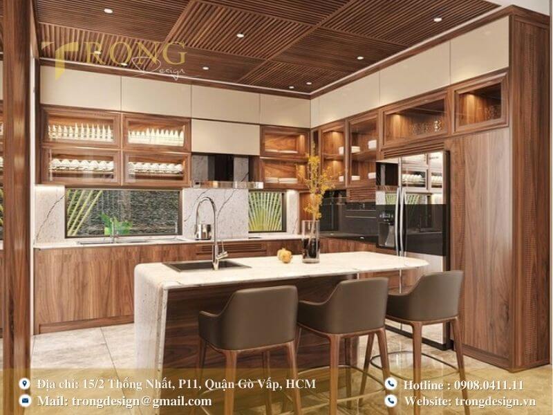 Bếp sang trọng với chất liệu gỗ óc chó và trần ốp gỗ độc đáo.