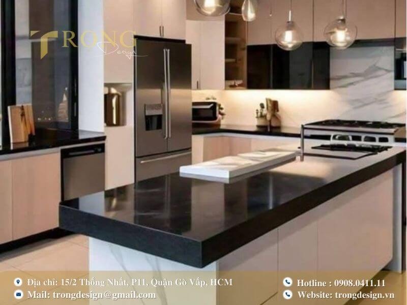 Bếp tối giản với sự đối lập của hai tông màu đen-trắng và chất liệu đá cẩm thạch.