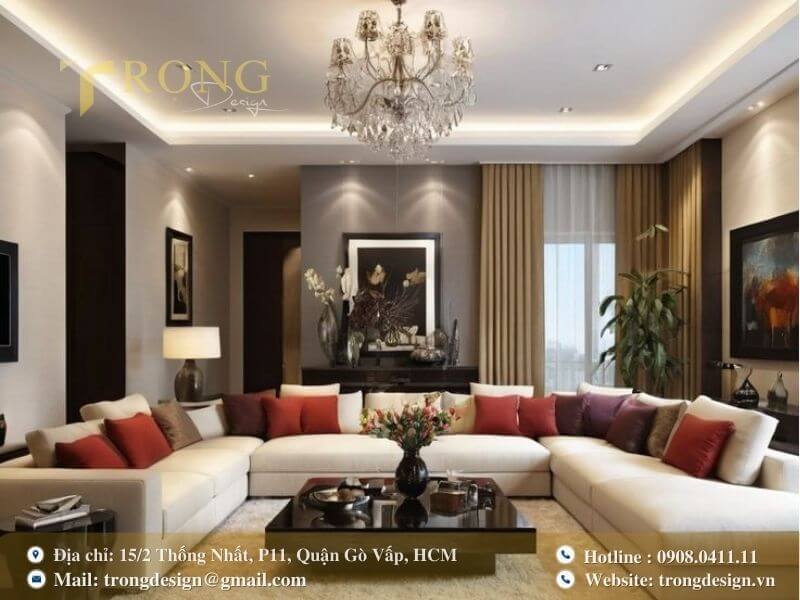Phòng khách sang trọng với đèn chùm pha lê và tông màu ấm áp.