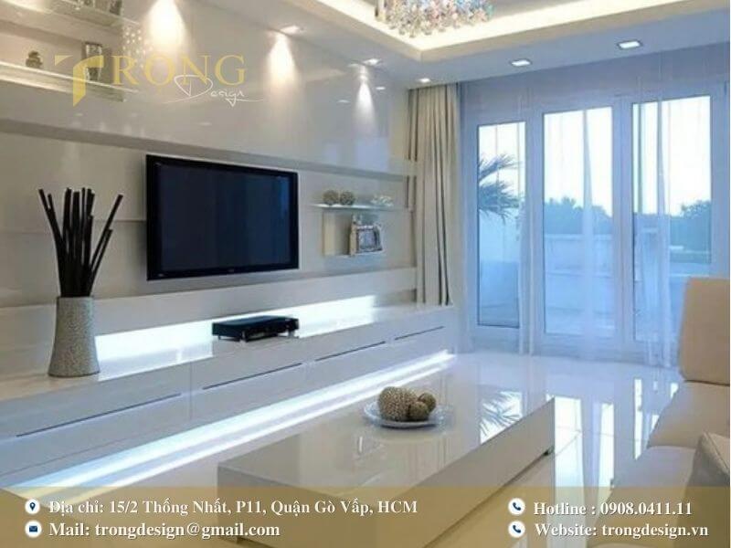 Tối giản và công nghệ, với tông trắng và đèn LED hiện đại.