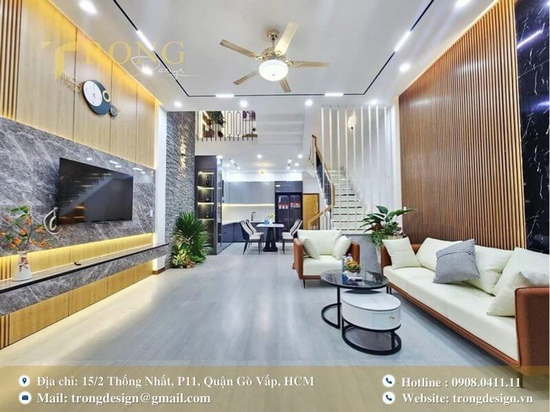 Thiết kế tường ốp gỗ và đá vân mây tạo nên sự ấm áp cho không gian sống.