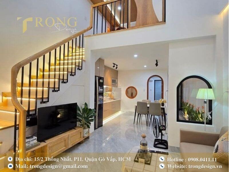 Thiết kế phòng khách ấm cúng và gần gũi với vật liệu gỗ làm chủ đạo.