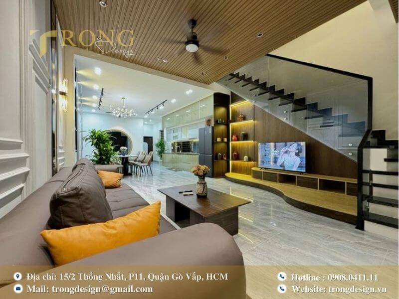Phòng khách hiện đại, gọn gàng với nội thất tông màu trung tính.