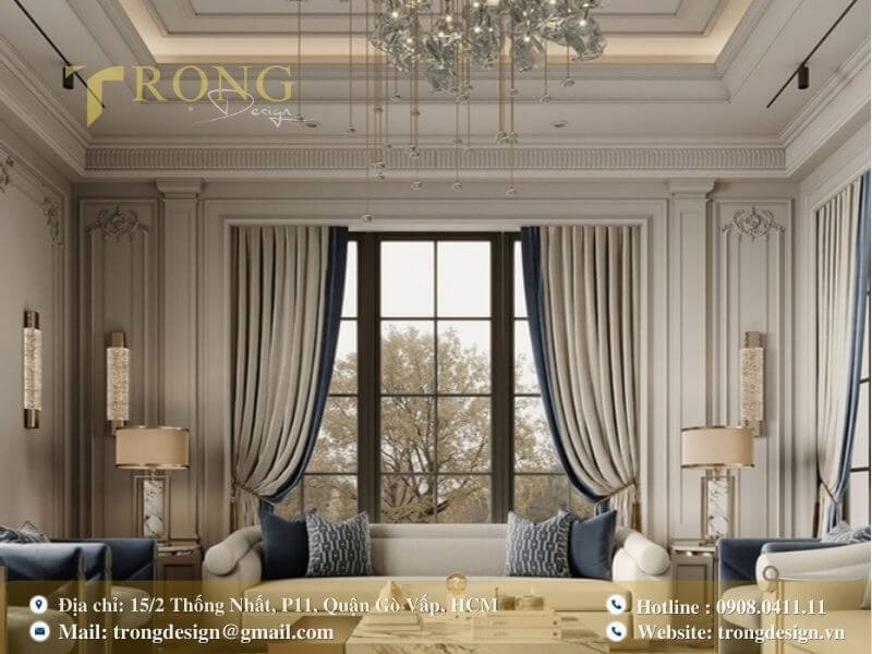Không gian cổ điển lộng lẫy, nổi bật với đèn chùm độc đáo.