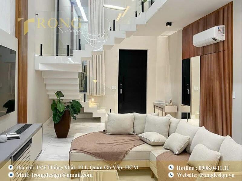 Không gian hiện đại với trần nhà cao và cầu thang thiết kế độc đáo.