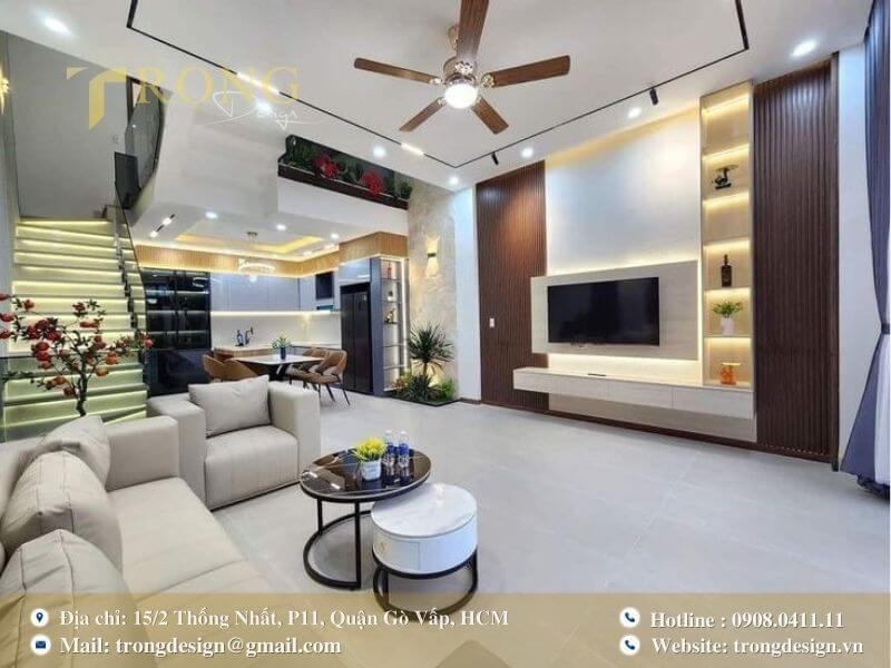 Phòng khách tiện nghi, ấm cúng với tông màu trung tính và nội thất thông minh.