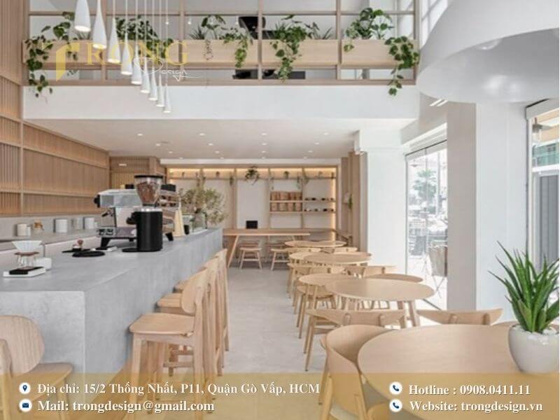 Không gian tối giản, mộc mạc với nội thất gỗ sáng màu và nhiều cây xanh.