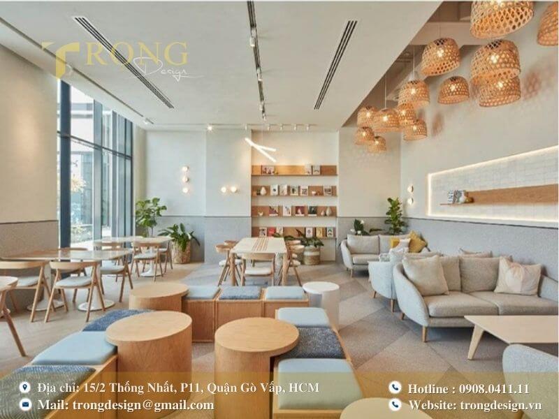 Không gian hiện đại, đa dạng chỗ ngồi với đèn trang trí bằng mây tre đan.