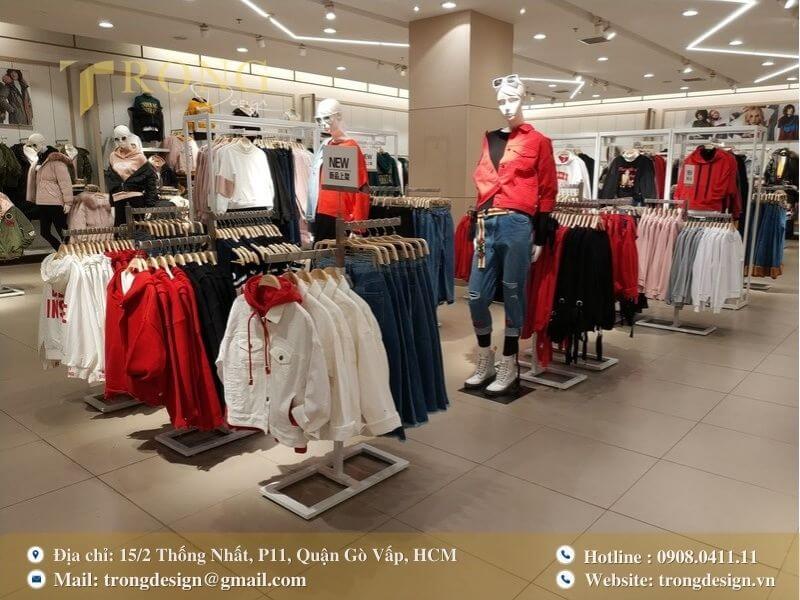 Trang phục đường phố trẻ trung, nổi bật với các gam màu mạnh mẽ.